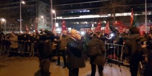 Türk vatandaşlarından konsolosluk önünde protesto