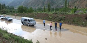 Oltu-Narman yolu sel nedeniyle 1,5 saat trafiğe kapandı