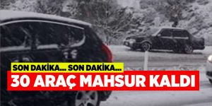 Tır yoldan çıktı, 30 araç mahsur kaldı