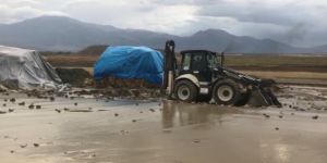 Erzincan'da yağmur yağışı dereleri taşırdı