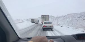 Erzurum’da buzda kayan tır yolu ulaşıma kapattı