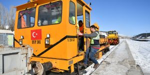 Tren yolunun "kar kaplanı" 33 yıldır raylarda