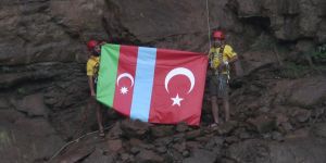 Dağcılar Tortum Şelalesi'nde Azerbaycan ve Türk bayrağı açtı