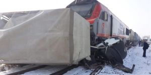 Erzurum’da tren kamyonete çarptı: 1 yaralı