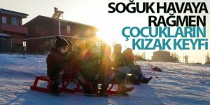 Soğuk havaya rağmen çocukların kızak keyfi