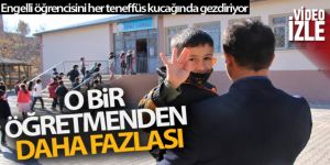 O bir öğretmenden daha fazlası, engelli öğrencisini her teneffüs kucağında gezdiriyor