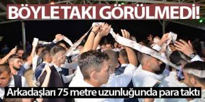 Böyle takı görülmedi: Evlenen çifte arkadaşları 75 metre uzunluğunda para taktı