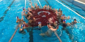 BAŞKAN MANDALİNCİ, YENİLENEN HAVUZDA SPORCU GENÇLERLE ANTRENMANDA